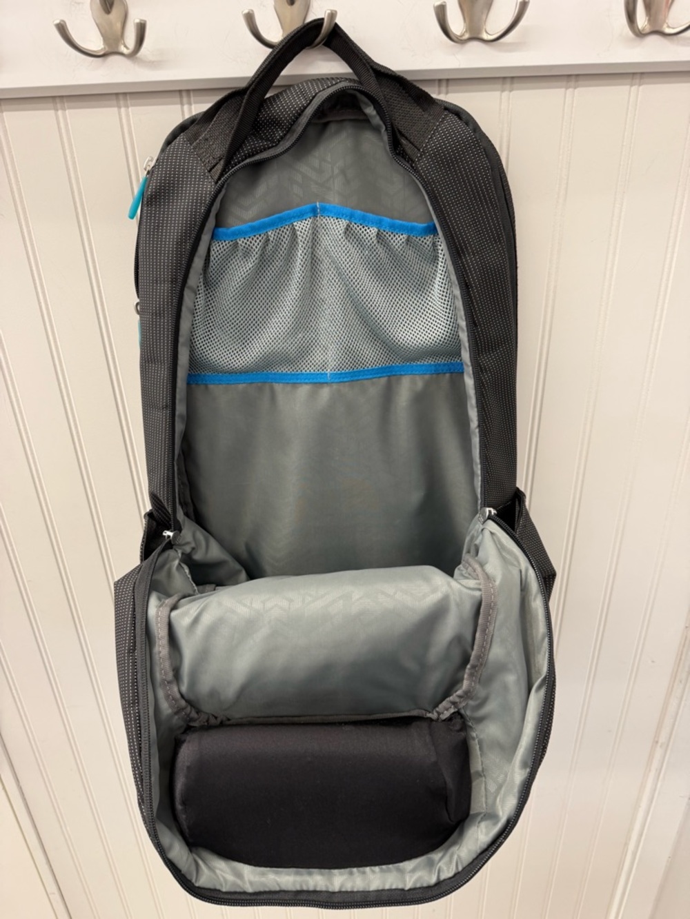 Thule Black Backpack with Teal Accent Zippers - Picture 3 of 6